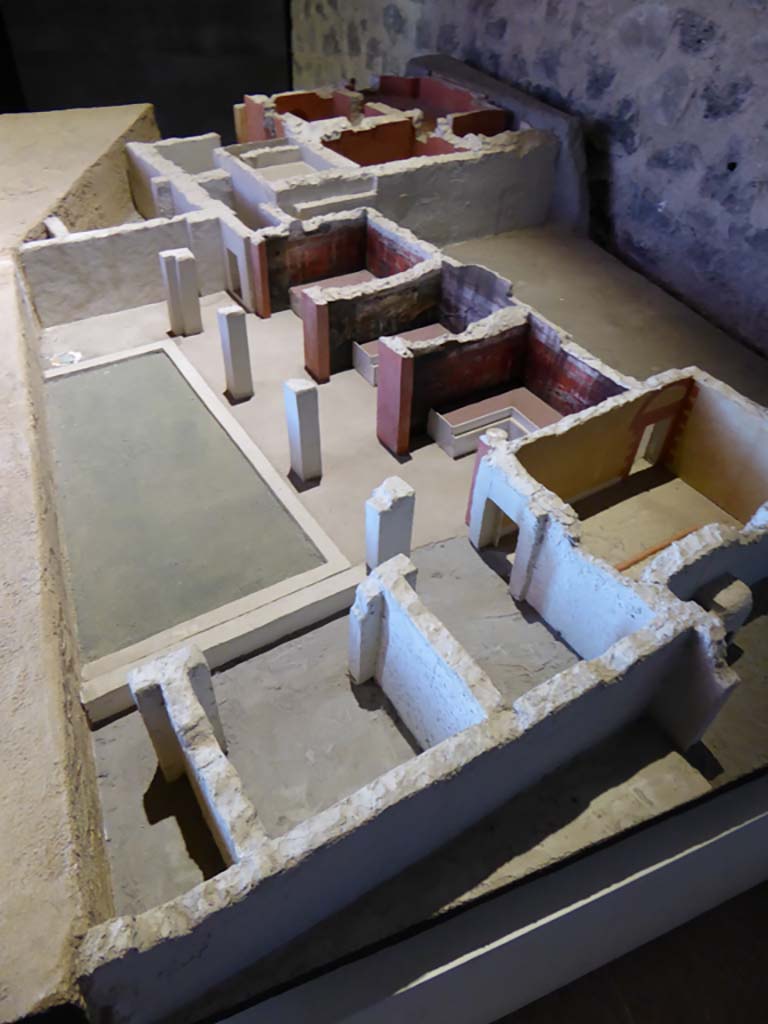 Complesso dei triclini in località Moregine a Pompei. September 2015. December 2000 model of excavated area.
At least five triclinia are clustered around a pillared portico.
Triclinium A, Triclinium B and Triclinium C are on the north side.
Triclinium D and Triclinium E are on the east side and are shown as undecorated.
The baths suite is in the north-west corner at the top of this photo.
The kitchen is in the north-east corner adjoining the two groups of triclinia.
Foto Annette Haug, ERC Grant 681269 DÉCOR.
