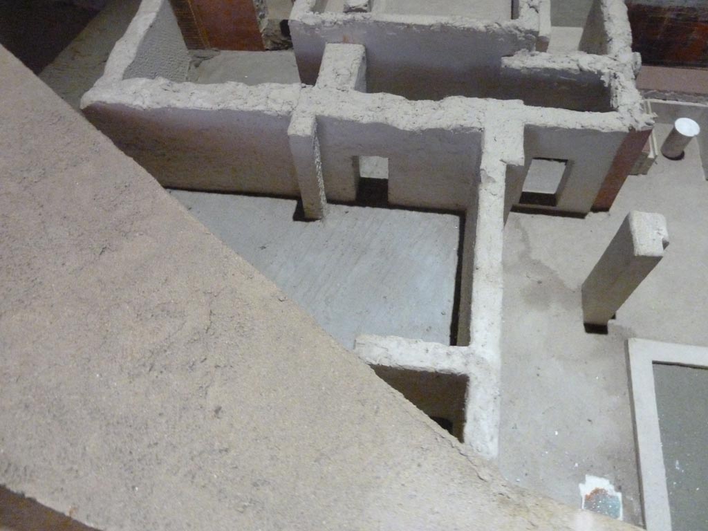 Complesso dei triclini in località Moregine a Pompei. September 2015. Model of room Q to west of pillared portico P and doors rooms 9 and 7 on south side of the baths suite.