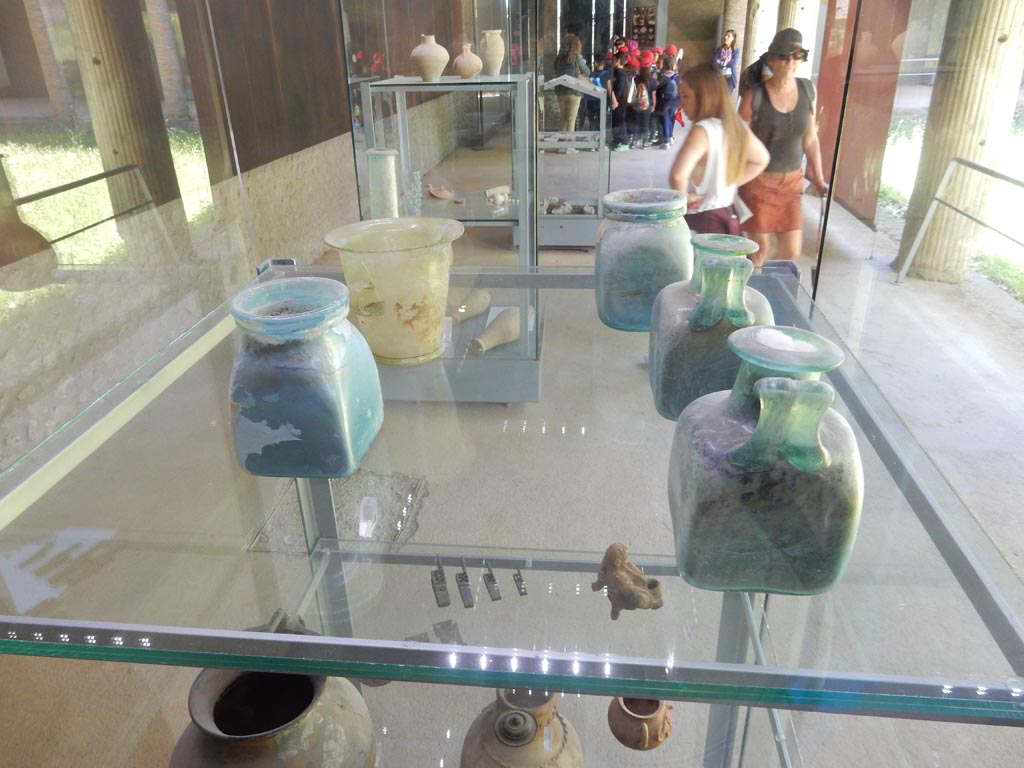 Complesso dei triclini in località Moregine a Pompei. 1959 excavation photo on display in Pompeii Palaestra September 2015. 
Glass tableware under excavation.
