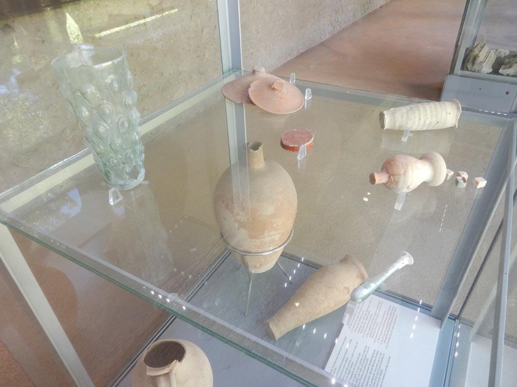 Complesso dei triclini in località Moregine a Pompei. May 2018. Small jar (fritilli) used for throwing dice.
Photo courtesy of Buzz Ferebee.
