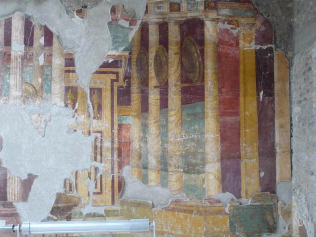 Oplontis, Villa of Poppea, April 2018. Room 5, detail from west wall at north end. Photo courtesy of Ian Lycett-King. Use is subject to Creative Commons Attribution-NonCommercial License v.4 International.
