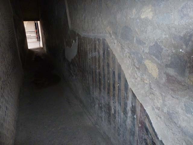 Oplontis, September 2015. Painted east wall of corridor 6 leading south to room 4.