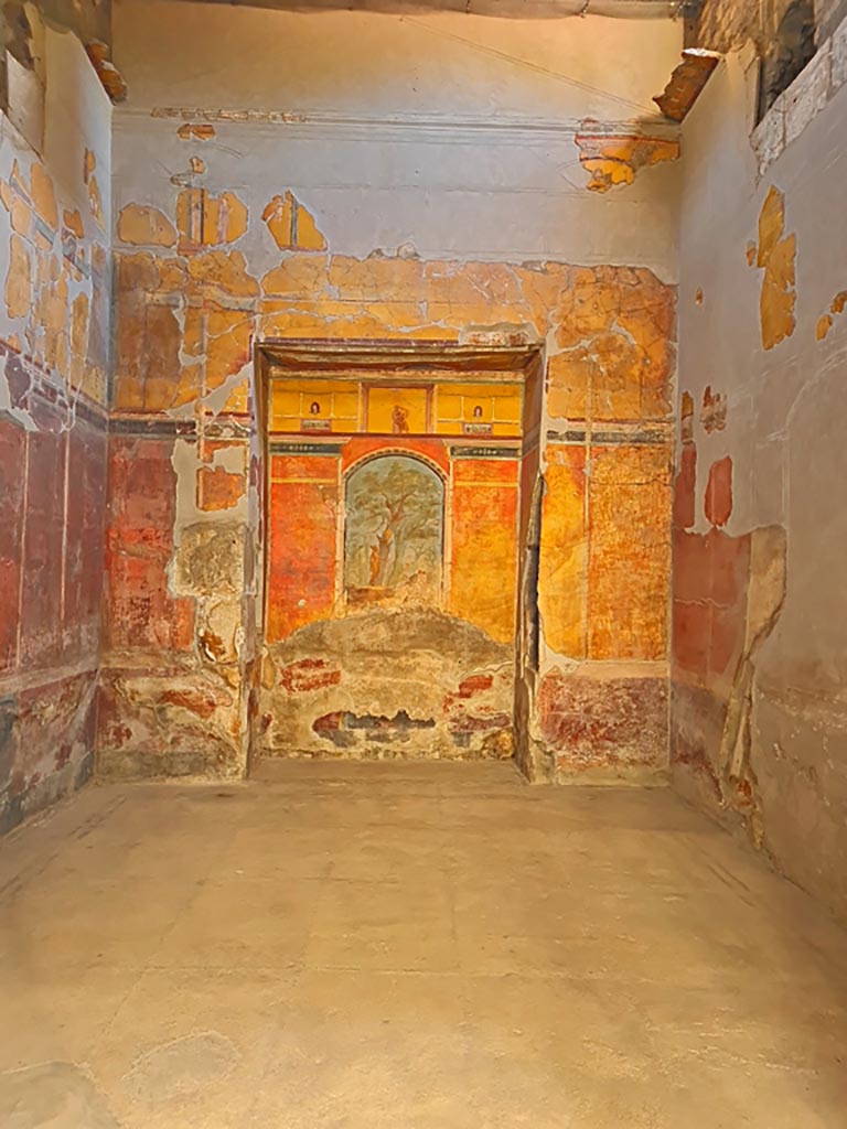 Oplontis, May 2011. Room 8, the caldarium, looking towards the east wall with large niche, and mythological painting of Hercules in the Garden of the Hesperides.
Photo courtesy of Buzz Ferebee.
