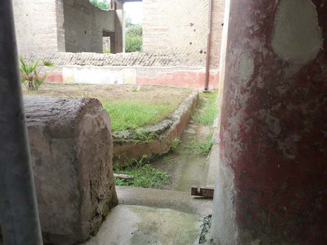 Oplontis, September 2015. Room 4, looking north at east end towards small entrance into room 20, the courtyard garden.
