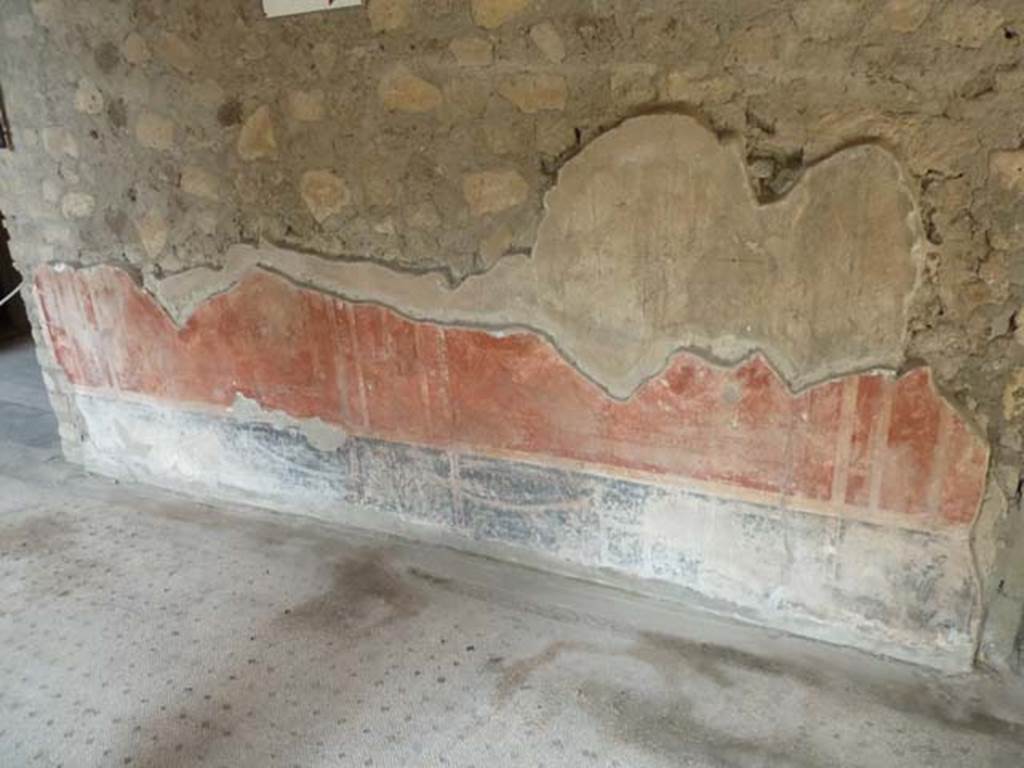 Oplontis, September 2015. Portico 24, remains of painted wall decoration from north wall between room 25, and Corridor 37. 