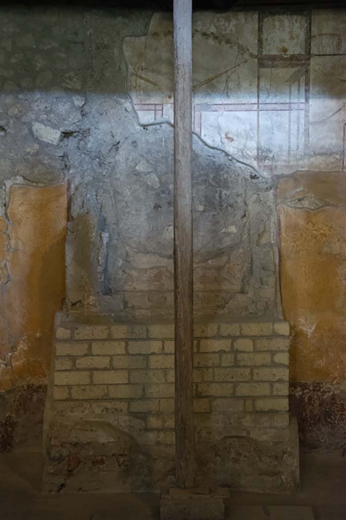 Oplontis, September 2015. Room 27, looking north across flooring, with doorway to room 2, on left, and room 28, centre right.
On the right is the large doorway to the internal peristyle, no.32.
