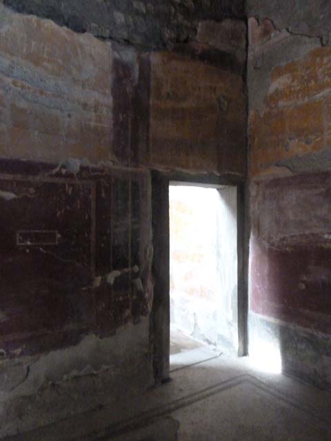 Oplontis, September 2015. Room 30, threshold of doorway, from corridor