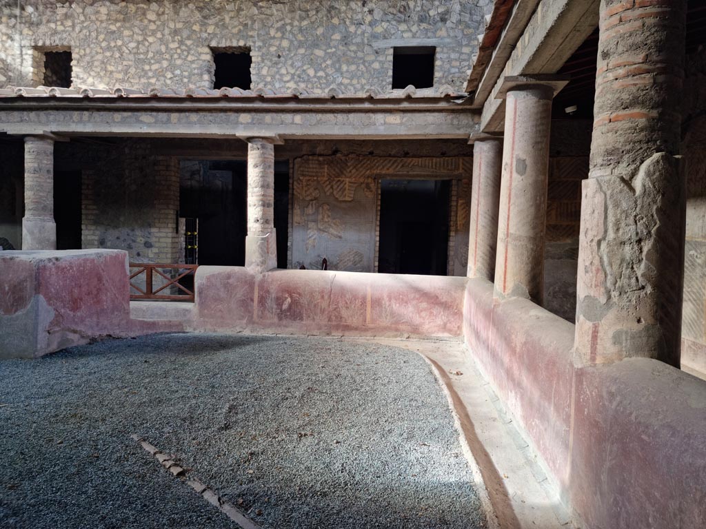 Oplontis, September 2015. Room 32, looking south along east side of internal peristyle.