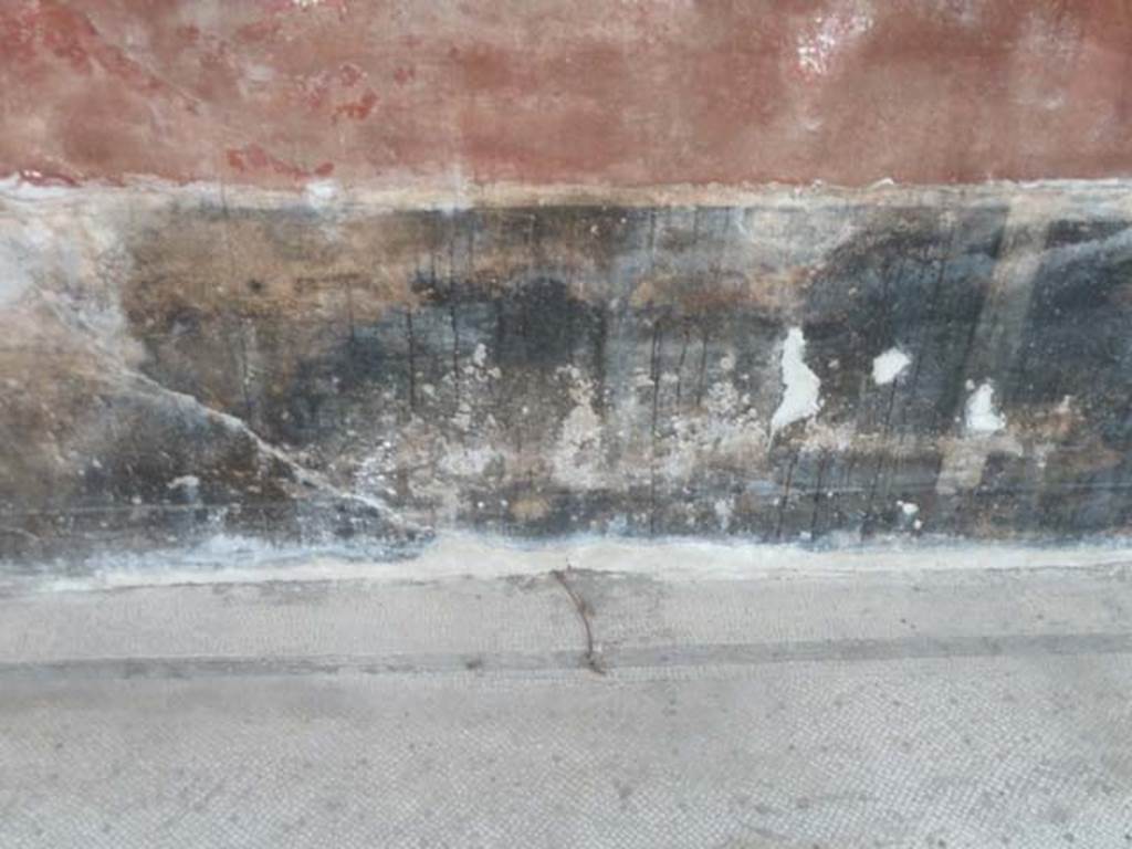 Oplontis, September 2015. East Portico 34, black zoccolo with painted plants.

