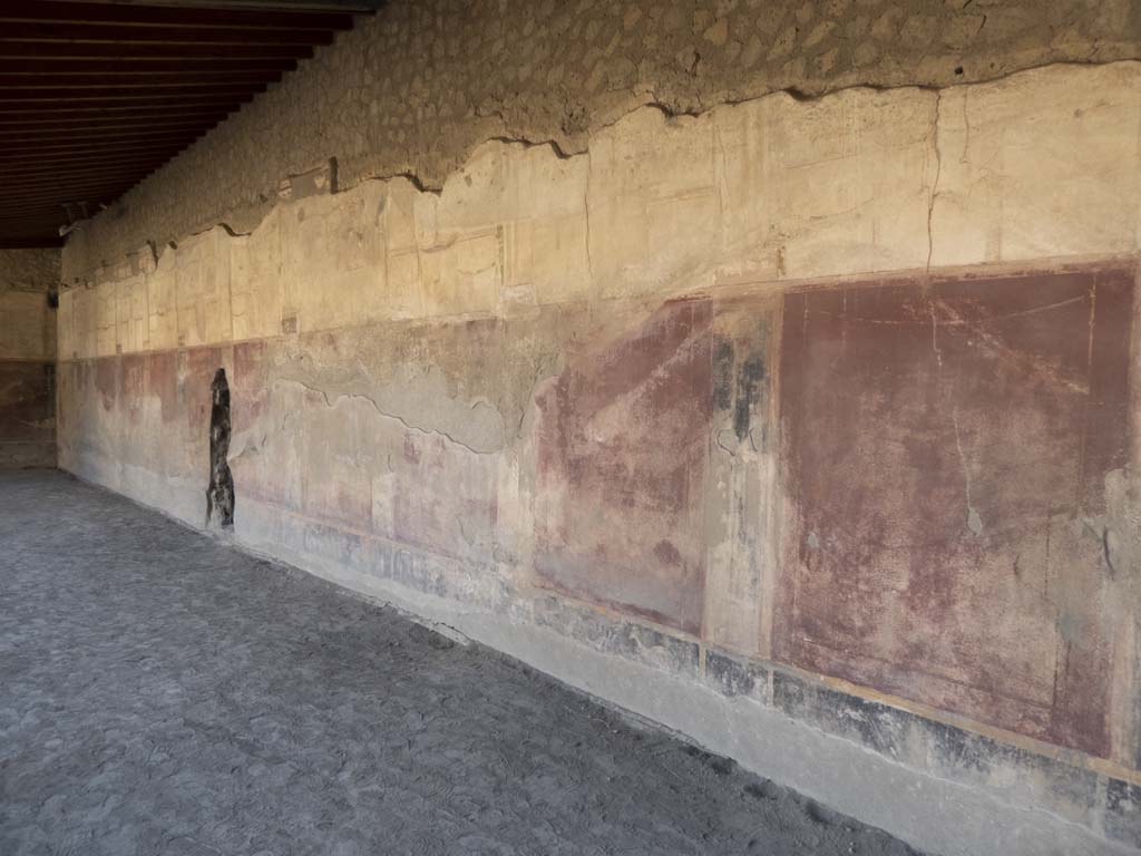 Oplontis, May 2011. Room 41, painted wall decoration on north wall above wide doorway into cubiculum with two alcoves. Photo courtesy of Michael Binns.

