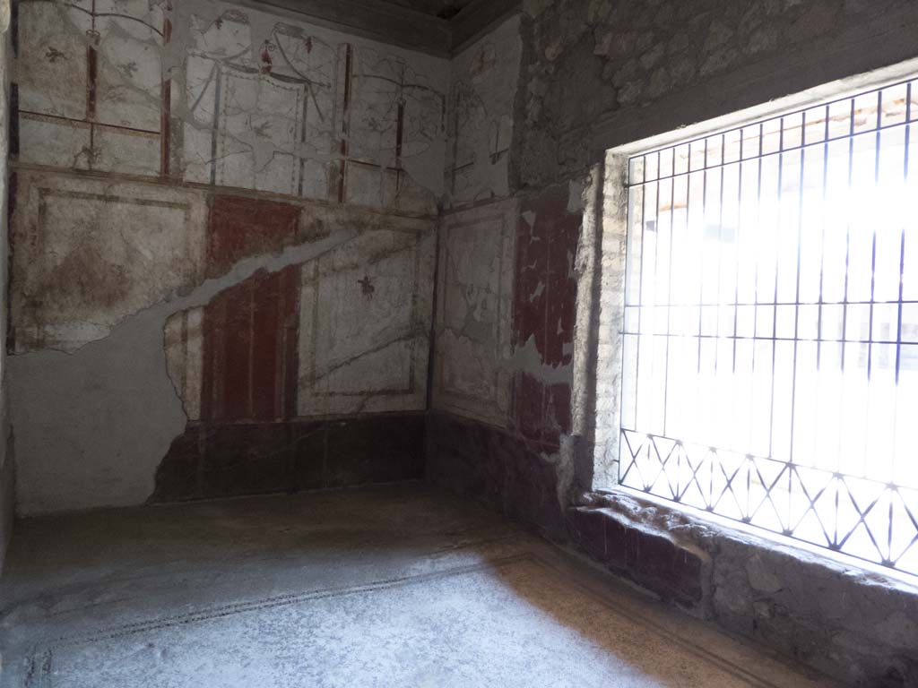 Oplontis, September 2015. Room 43, doorway to room on east side of internal peristyle, no.32.