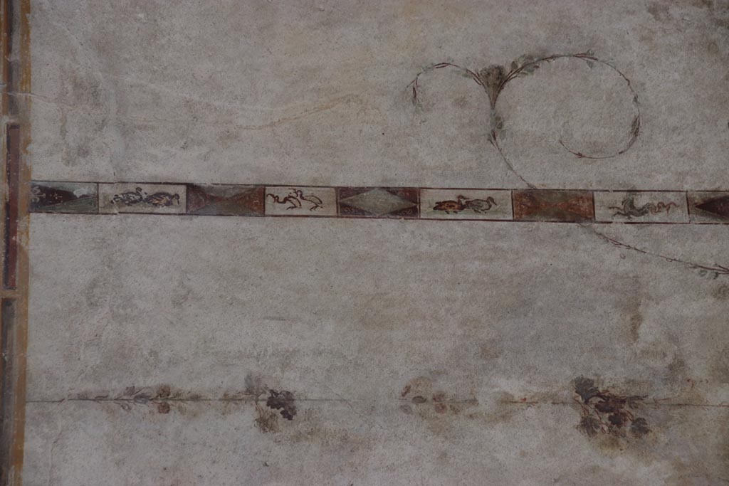 Oplontis, September 2015. Portico 60, detail of bird on painted wall between room 88 and room 90 at lower south end.