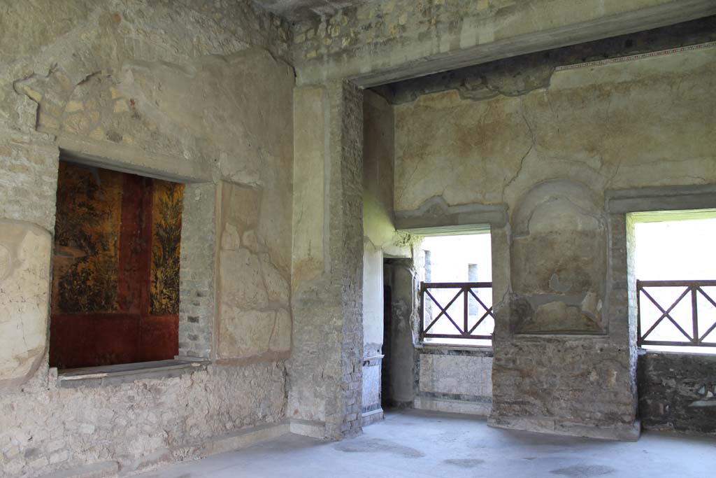 Oplontis, September 2015. Room 64, upper wall with stucco decoration.