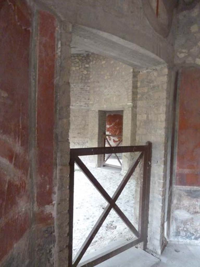 Oplontis, September 2015. Room 78, exterior north side with window and garden paintings beneath. 