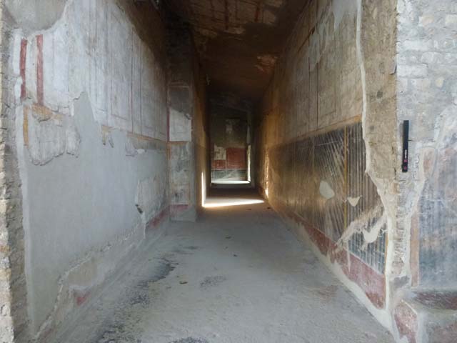 Oplontis, September 2015. Corridor 76, east wall, looking south from its northern end adjoining Corridor 46.