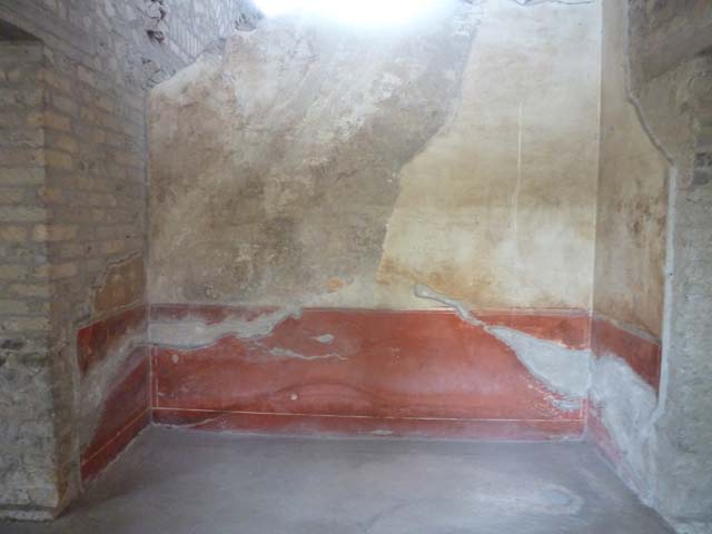 Oplontis, September 2015. Room  89, south side, with large semi-circular window looking into room 87.