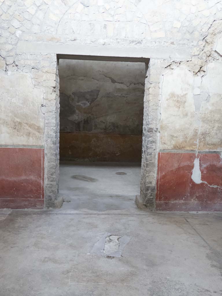 Oplontis, September 2015. Room 90, north wall, with doorway to room 93 on the left, and to corridor 94, on the right. 