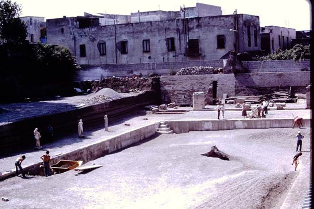 Oplontis, 1978. Looking towards the south-east corner of the pool, with statues in their positions. Photo by Stanley A. Jashemski.   
Source: The Wilhelmina and Stanley A. Jashemski archive in the University of Maryland Library, Special Collections (See collection page) and made available under the Creative Commons Attribution-Non Commercial License v.4. See Licence and use details. J78f0061
