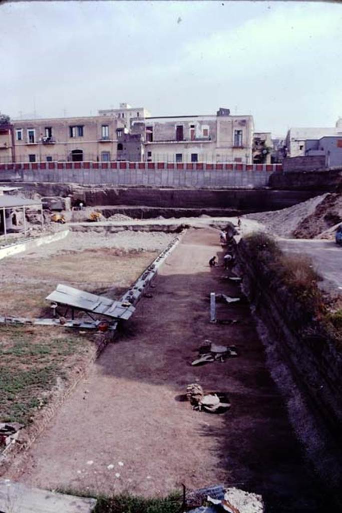 Oplontis, c.1984. Looking north along east side of swimming pool.
Source: The Wilhelmina and Stanley A. Jashemski archive in the University of Maryland Library, Special Collections (See collection page) and made available under the Creative Commons Attribution-Non Commercial License v.4. See Licence and use details. Oplo0047
