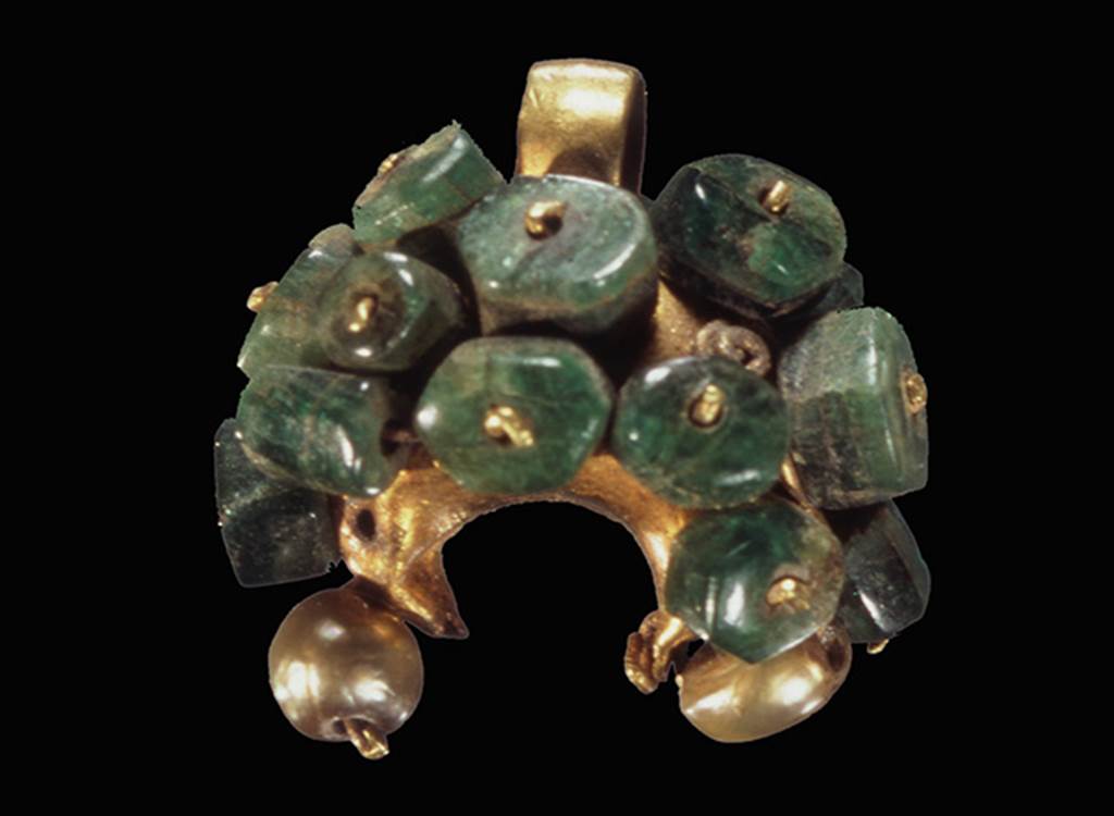 Oplontis, Villa of Lucius Crassius Tertius. Gold and emerald pendant.