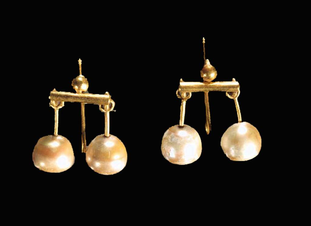 Oplontis, Villa of Lucius Crassius Tertius. Pair of gold and pearl ear rings.
SAP inventory number 73407.
