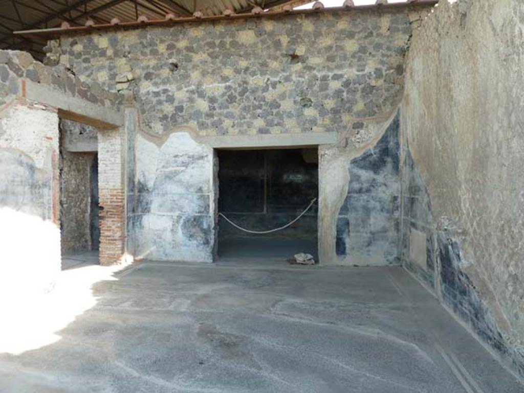 Stabiae, Secondo Complesso, September 2015. Room 17, east wall with doorway into room 16.