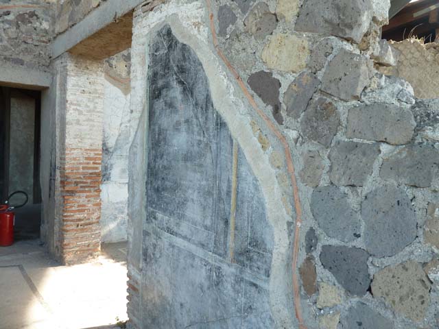 Stabiae, Secondo Complesso, September 2015. Room 16, west wall with remaining decoration and terracotta divide between ancient and reconstructed wall.