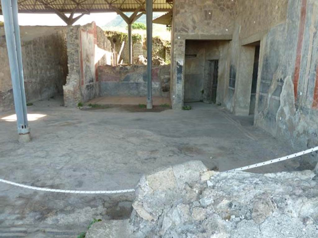 Stabiae, Secondo Complesso, September 2015. Room 14, entrance doorway, on left, and remains of window, on right. 