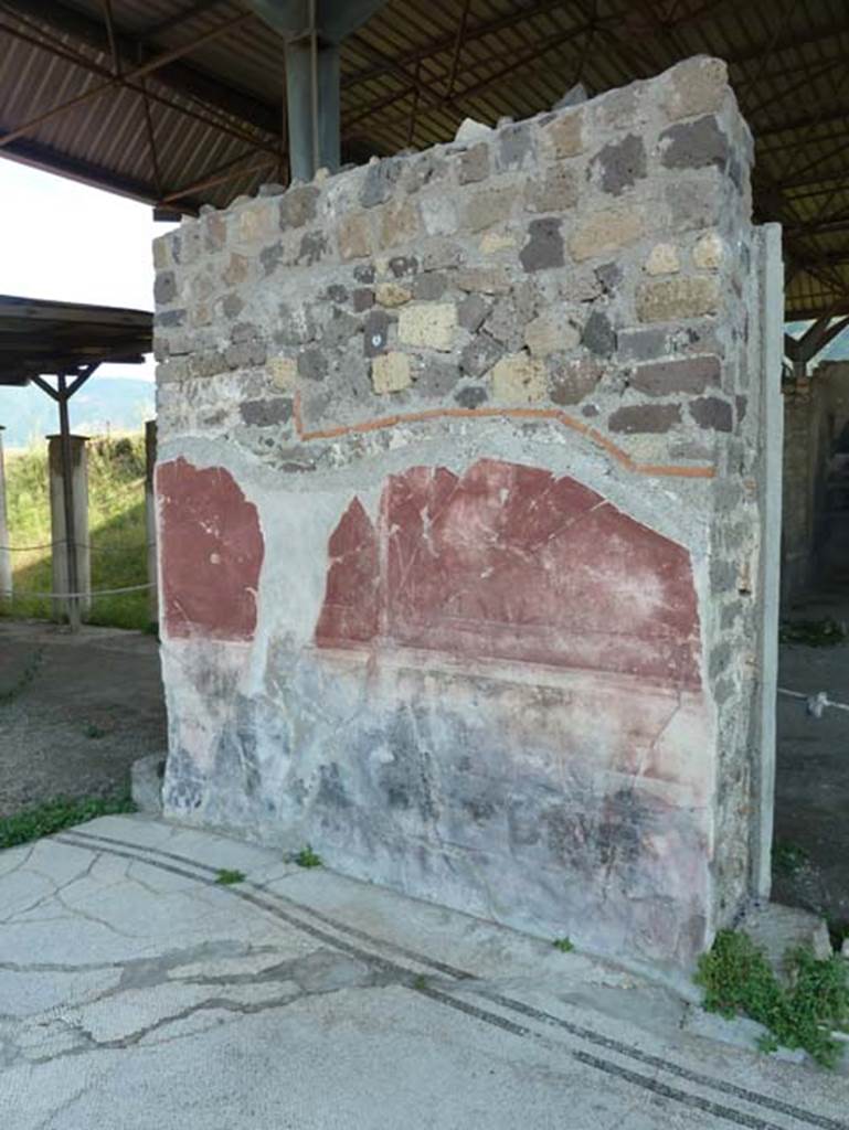 Stabiae, Secondo Complesso (Villa B), September 2015. Room 12, painted plaster in south-east corner. 

 
