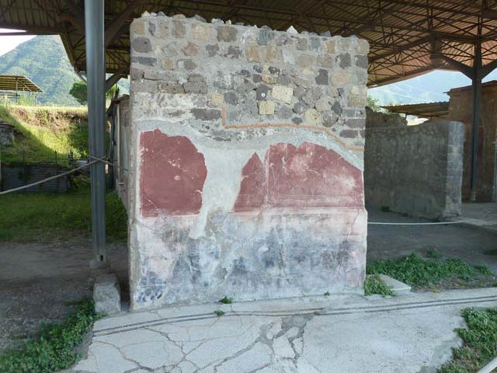 Stabiae, Secondo Complesso (Villa B), September 2015. Room 12, painted decoration in between doorway to room 1, the peristyle, on left, and room 13, on right. Looking south.
