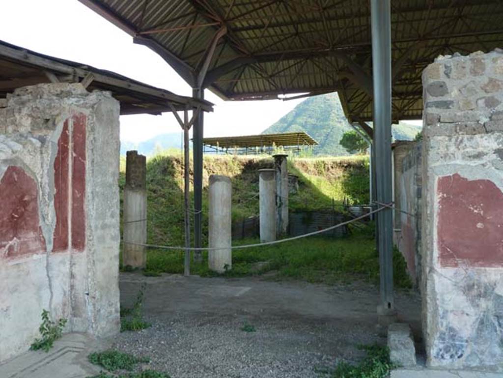 Stabiae, Secondo Complesso (Villa B), September 2015. Doorway to room 1, the peristyle, from room 12. Looking south.