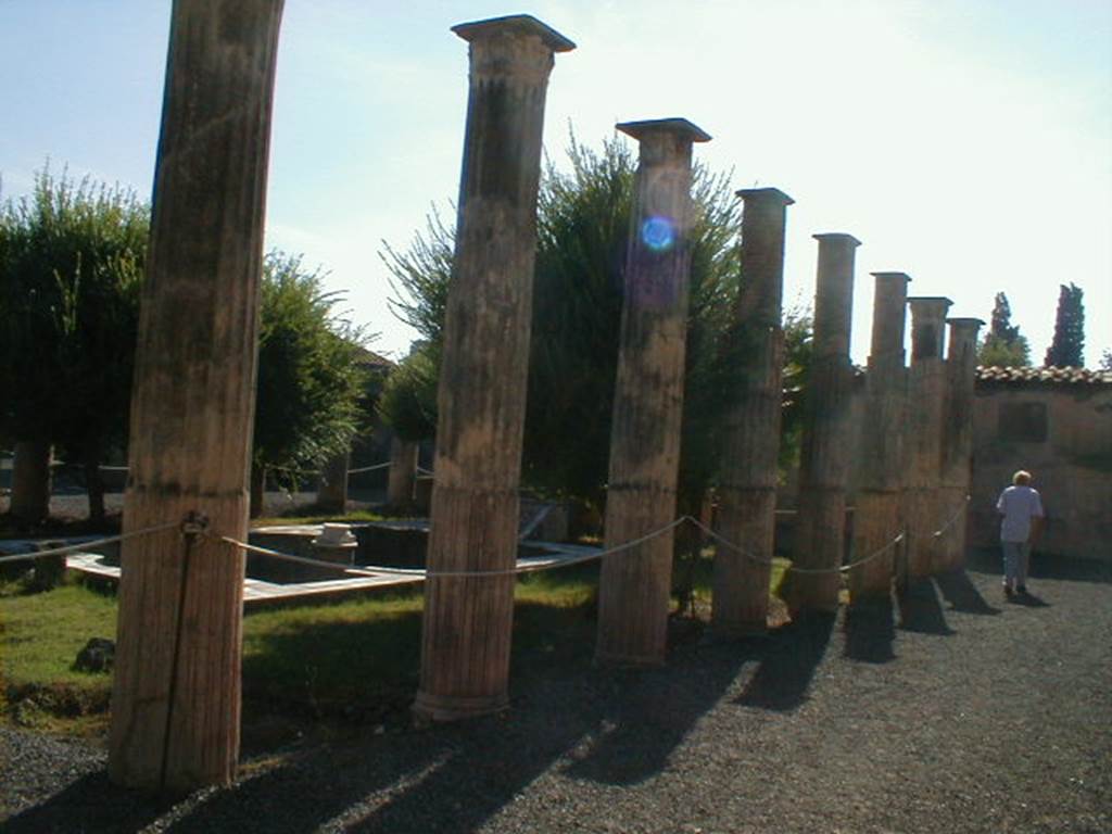 VI.9.2 Pompeii. September 2004. Peristyle 16, north side. Looking west.