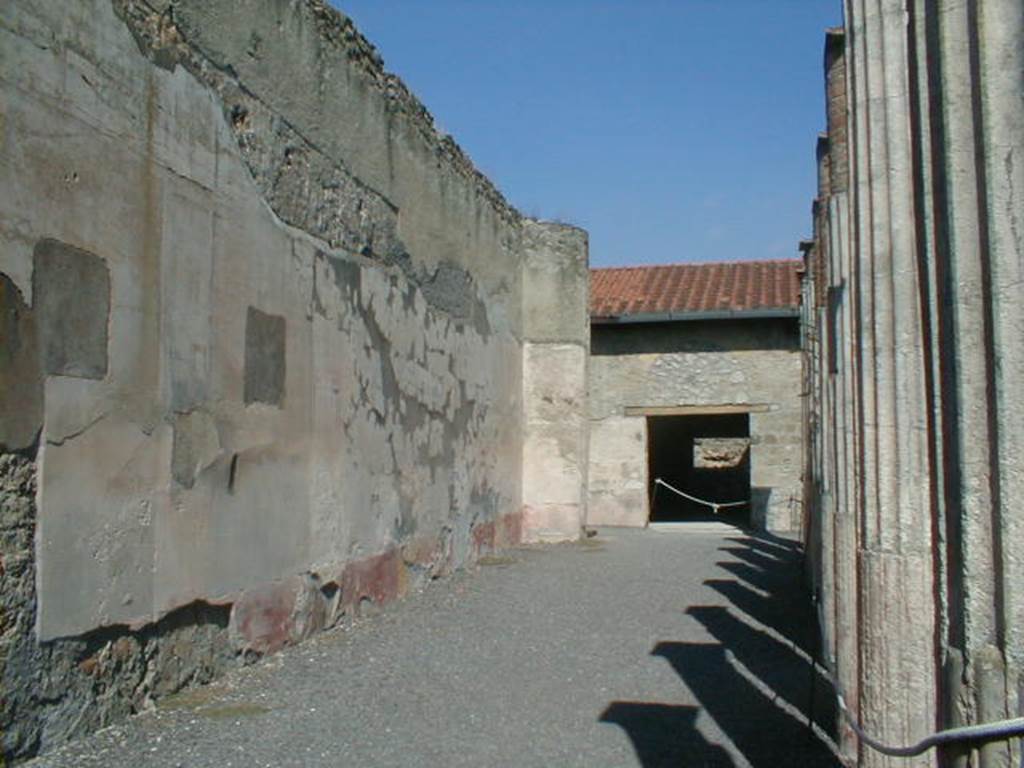 VI.9.2 Pompeii. September 2004. Peristyle 16, north side. Looking east.