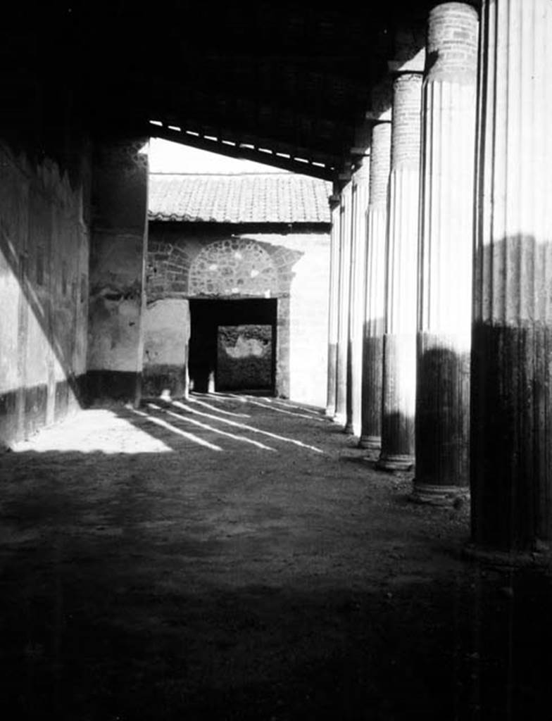 231725 Bestand-D-DAI-ROM-W.524.jpg
VI.9.2 Pompeii. W.524. Peristyle 16, north portico, looking east from north-west corner.
Photo by Tatiana Warscher. With kind permission of DAI Rome, whose copyright it remains. 
See http://arachne.uni-koeln.de/item/marbilderbestand/231725 
