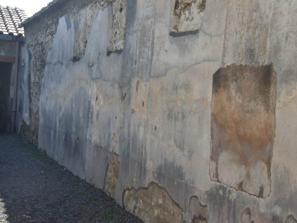 VI.9.2 Pompeii.  March 2009.  Peristyle 16.  West wall.   Looking south.