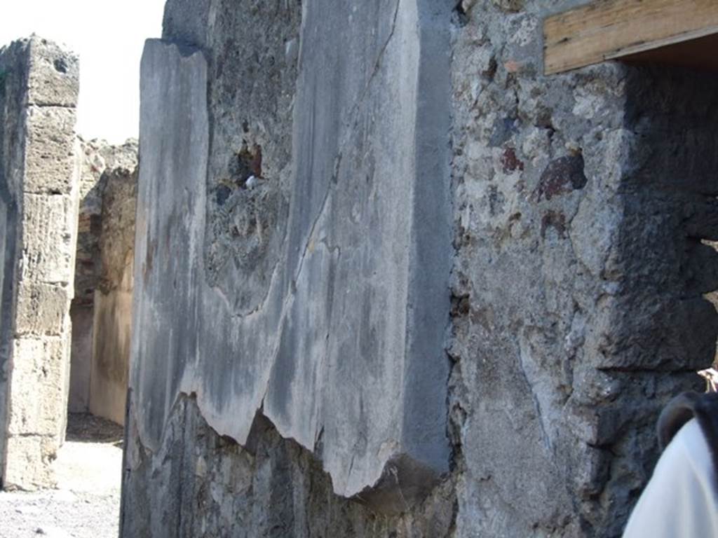 VI.9.2 Pompeii.  March 2009. Peristyle 16, south wall showing thickness of plaster.  