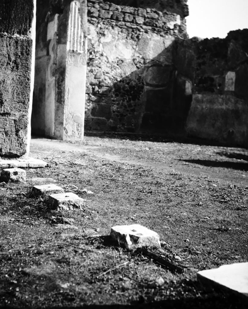 VI.9.2 Pompeii. W.511. Peristyle doorway, looking into atrium.
Photo by Tatiana Warscher. Photo © Deutsches Archäologisches Institut, Abteilung Rom, Arkiv. 
