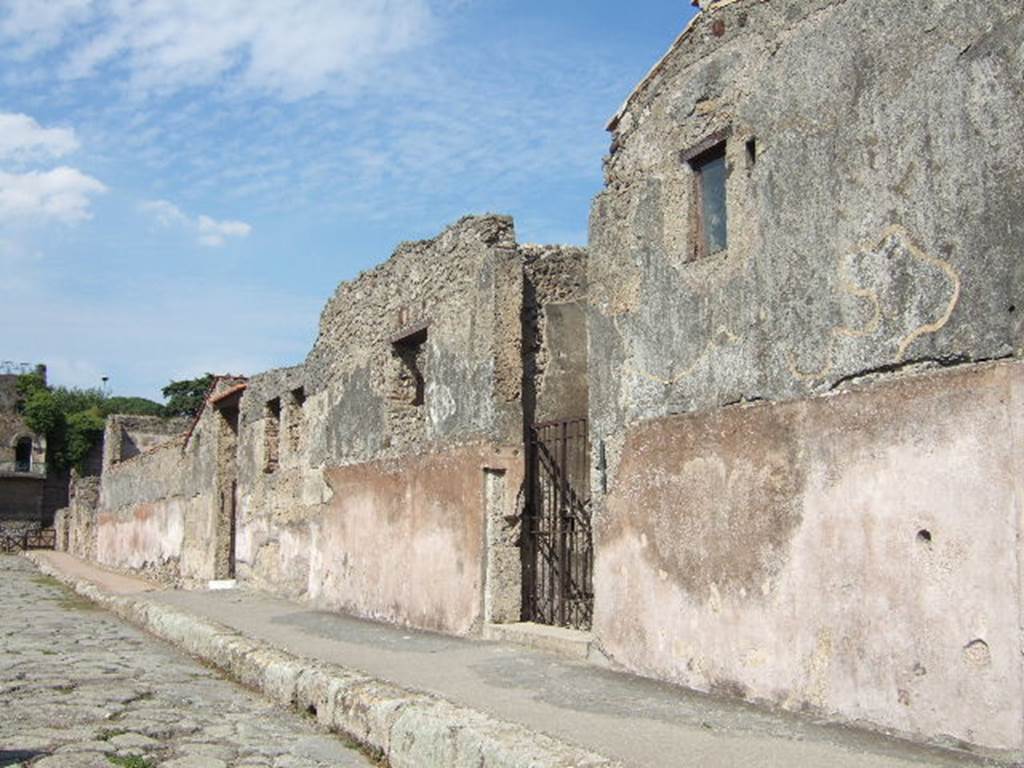 Via di Mercurio, Pompeii. VI.9.2             VI.9.3.                      Looking north. 

