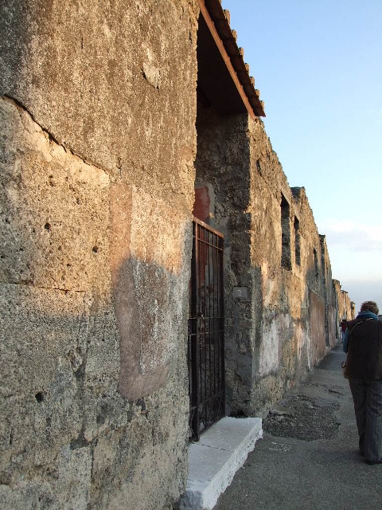 VI.9.2 Pompeii. December 2006. Entrance on Via di Mercurio. Looking south. According to Pagano and Prisciandaro, found in July 1830 on the exterior wall, painted in red, were –
Casellium
Erastus cupit aed)ilem)    [CIL IV 179]
Marcellum
aed(ilem) d(ignum) r(ei) p(ublicae)    [CIL IV 178]
In August 1830, a small seal was found in the interior courtyard. It  read –
Phoebus
L(uci) C() Primog()    [CIL X 8058, 66]
This is now in Naples Archaeological Museum, inventory number MN 4758. See Pagano, M. and Prisciandaro, R., 2006. Studio sulle provenienze degli oggetti rinvenuti negli scavi borbonici del regno di Napoli. Naples : Nicola Longobardi.  (p. 143)   PAH II, 238; III, 106.
