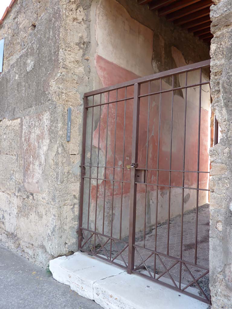 VI.9.2/13 Pompeii. October 2014. North side of entrance doorway and corridor/fauces.
Foto Annette Haug, ERC Grant 681269 DÉCOR.
