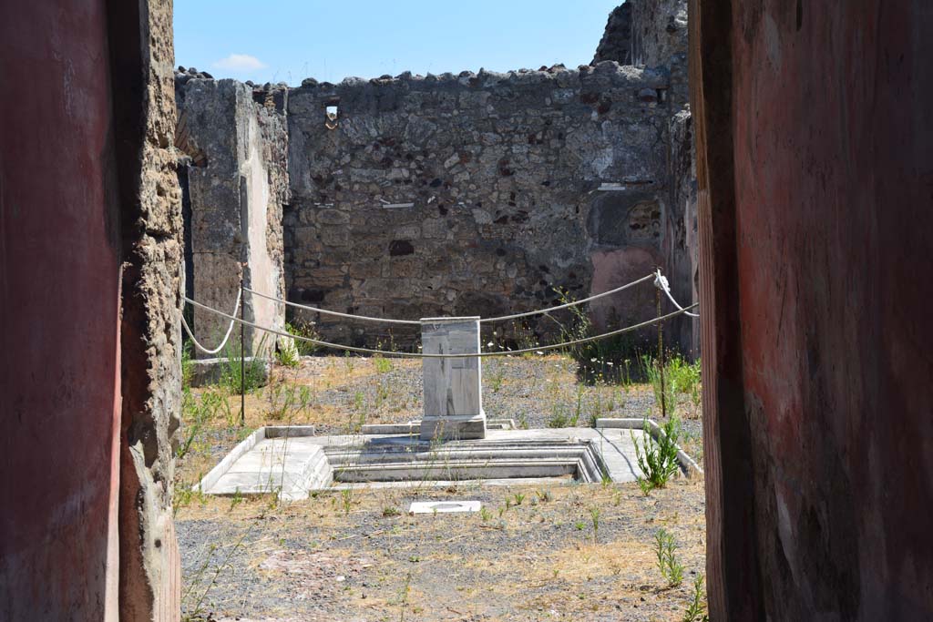 VI.9.2/13 Pompeii. July 2017. Looking east to impluvium in atrium from entrance corridor/fauces.
Foto Annette Haug, ERC Grant 681269 DÉCOR.
