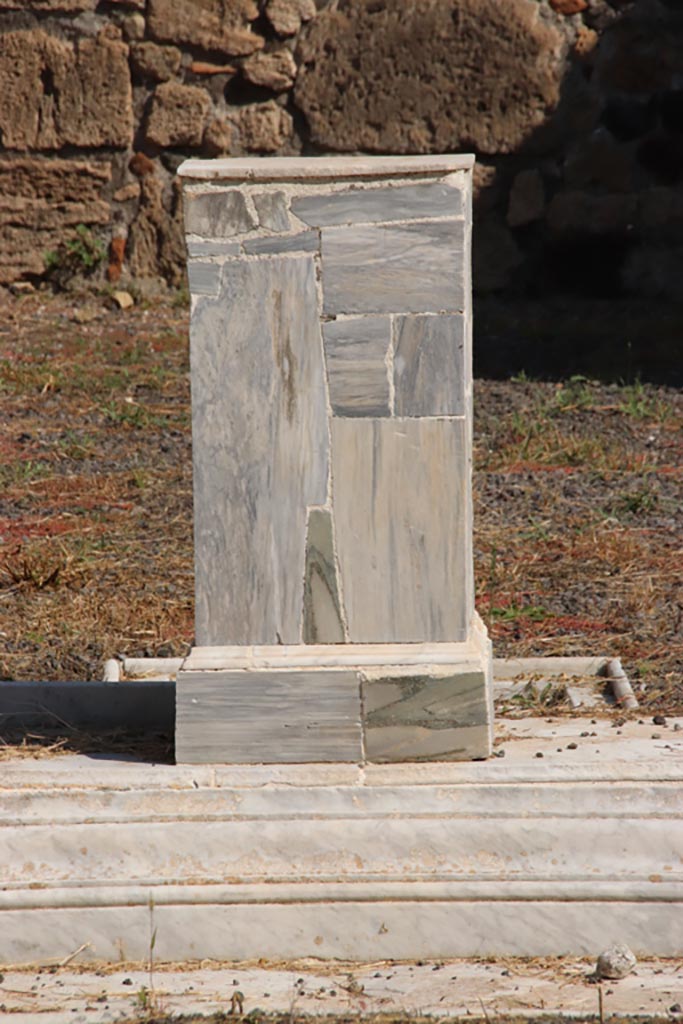 VI.9.2 Pompeii. October 2022. 
Detail of podium on east side of impluvium. Photo courtesy of Klaus Heese.
