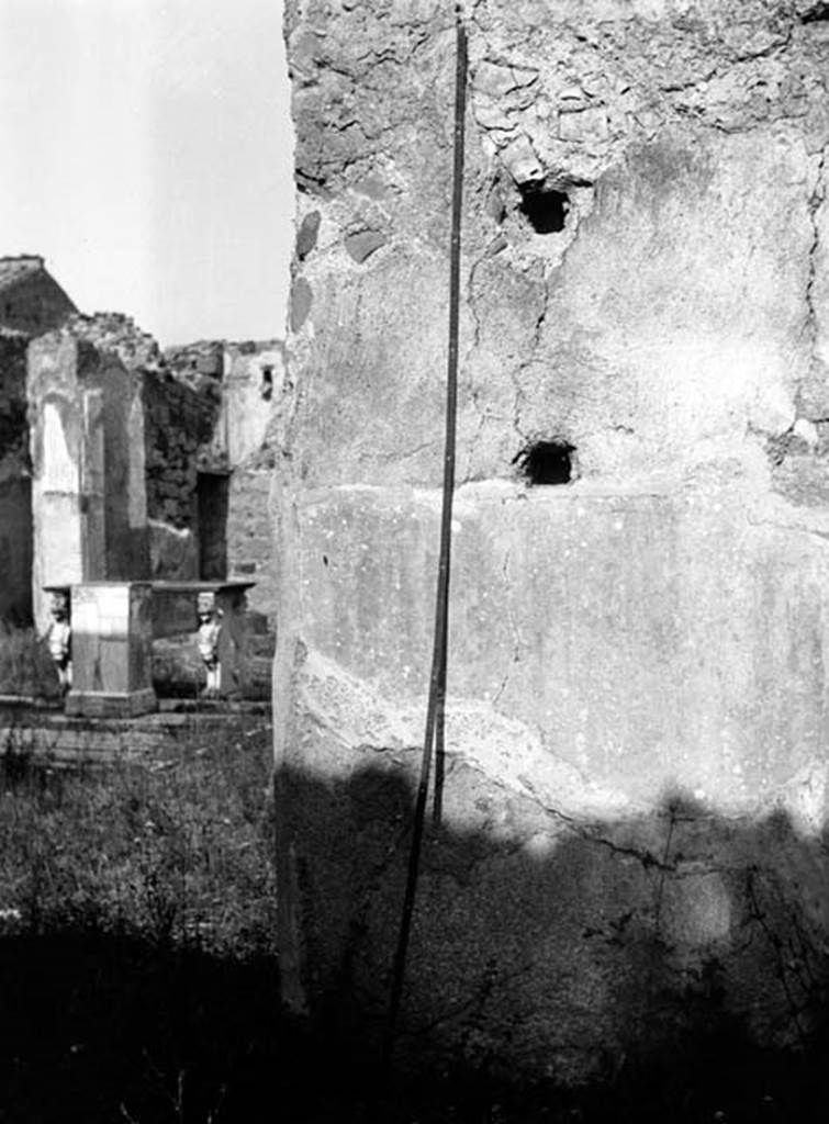 231463 Bestand-D-DAI-ROM-W.470.jpg
VI.9.2 Pompeii. W.470. Room 10, south side of doorway in east wall, looking north-east across atrium.
Photo by Tatiana Warscher. With kind permission of DAI Rome, whose copyright it remains. 
See http://arachne.uni-koeln.de/item/marbilderbestand/231463 
