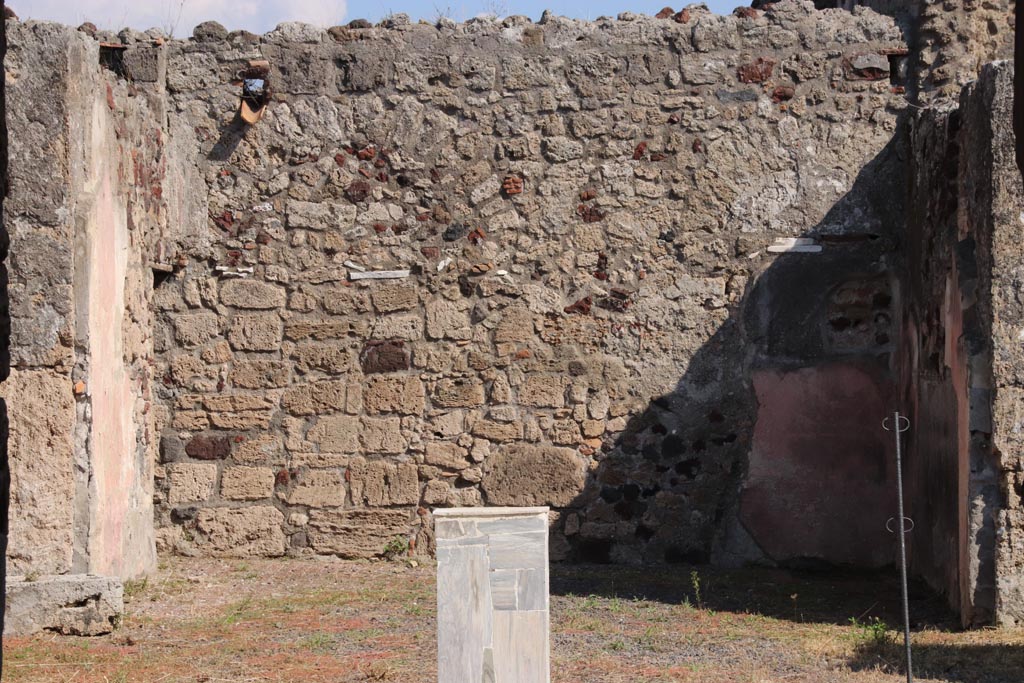 VI.9.2 Pompeii. October 2022. Room 8, looking east towards tablinum. Photo courtesy of Klaus Heese.