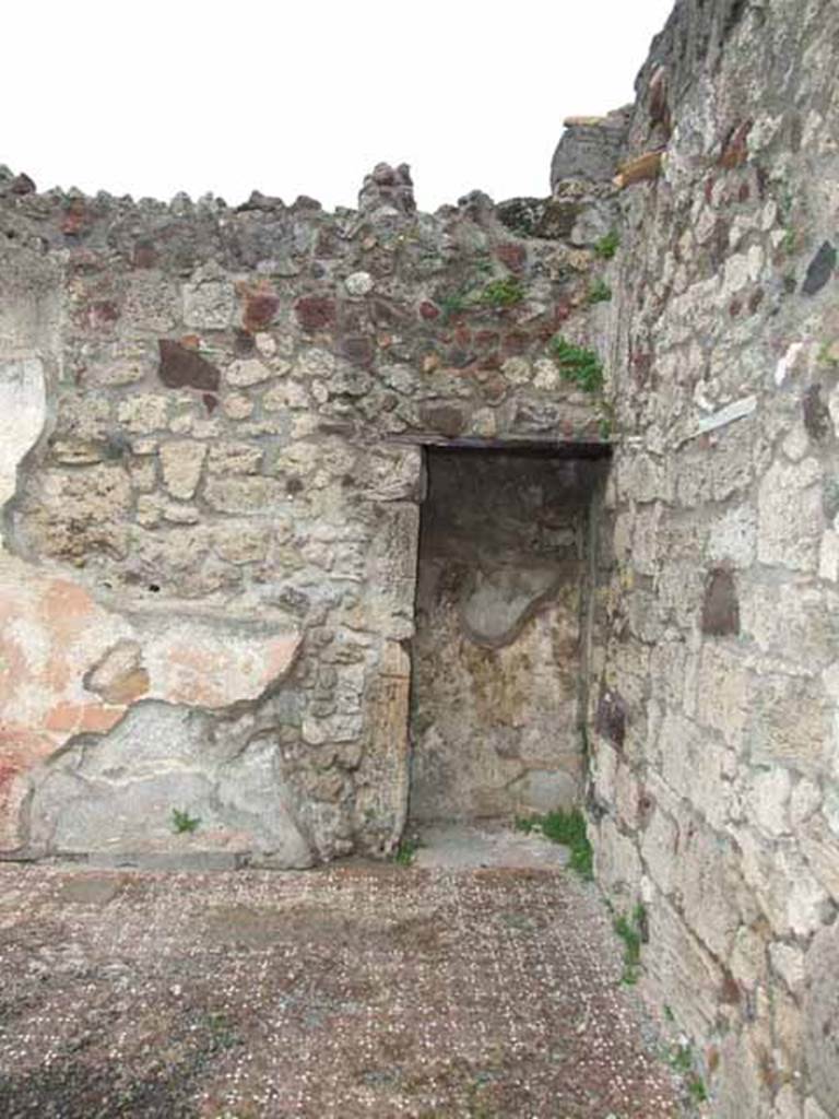 VI.9.2 Pompeii.  May 2010. Room 8, large niche/ recess 9 in north wall.