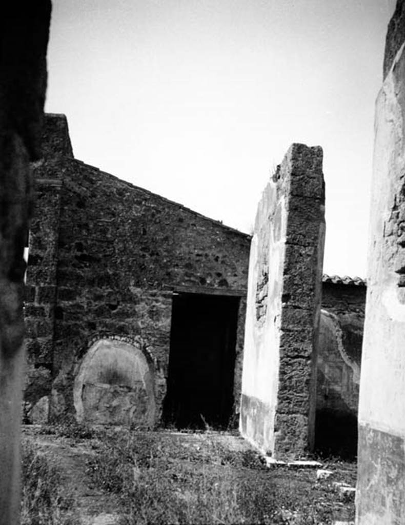 231715 Bestand-D-DAI-ROM-W.501.jpg
VI.9.2 Pompeii. W.501. Looking west to north-west corner of atrium, with doorway to room 29, centre, and peristyle, on right.
Photo by Tatiana Warscher. VI.9.2 Pompeii. W.501. 
Looking west to north-west corner of atrium, with doorway to room 29, centre, and peristyle, on right.
Photo by Tatiana Warscher. Photo  Deutsches Archologisches Institut, Abteilung Rom, Arkiv. 

