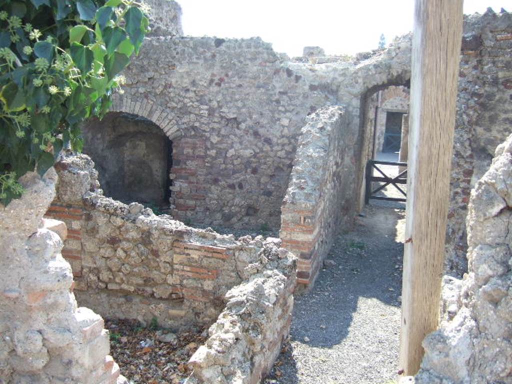 VI.9.2 Pompeii. September 2005. Corridor 30 looking west. Room 36 left, room 33 behind, arch of room 35 and corridor 30 leading to room 32. 