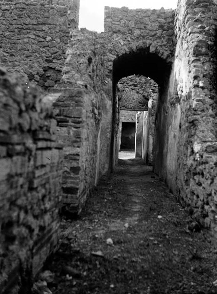 231002 Bestand-D-DAI-ROM-W.498.jpg
VI.9.2 Pompeii. W.498. Room 32, looking west along corridor from services area towards atrium.
Photo by Tatiana Warscher. With kind permission of DAI Rome, whose copyright it remains. 
See http://arachne.uni-koeln.de/item/marbilderbestand/231002 
