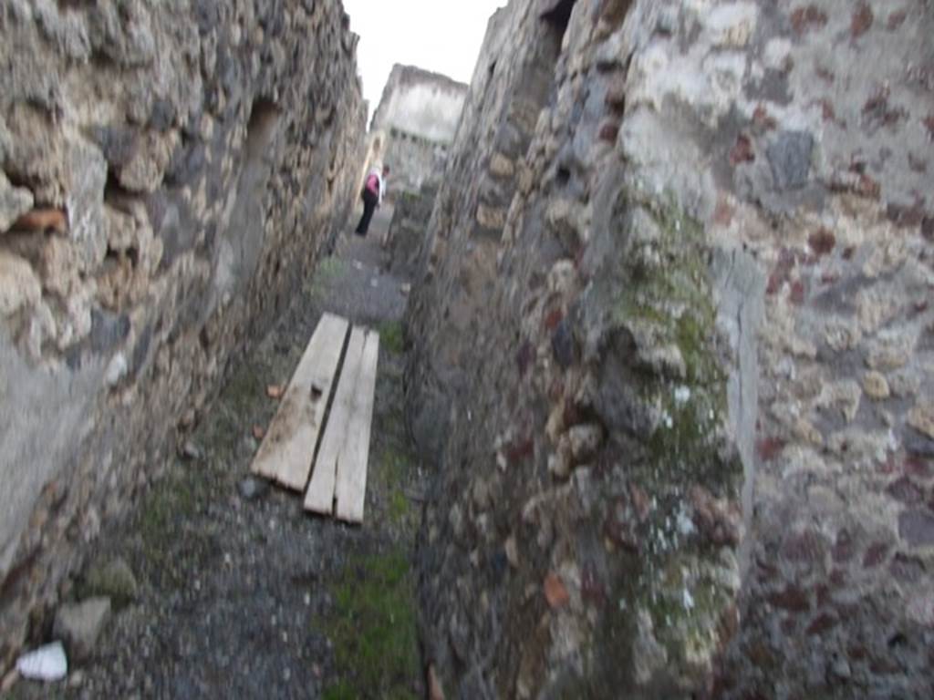 VI.9.2 Pompeii.   December 2007.  Room 30.  Corridor on east side of the house, looking south.