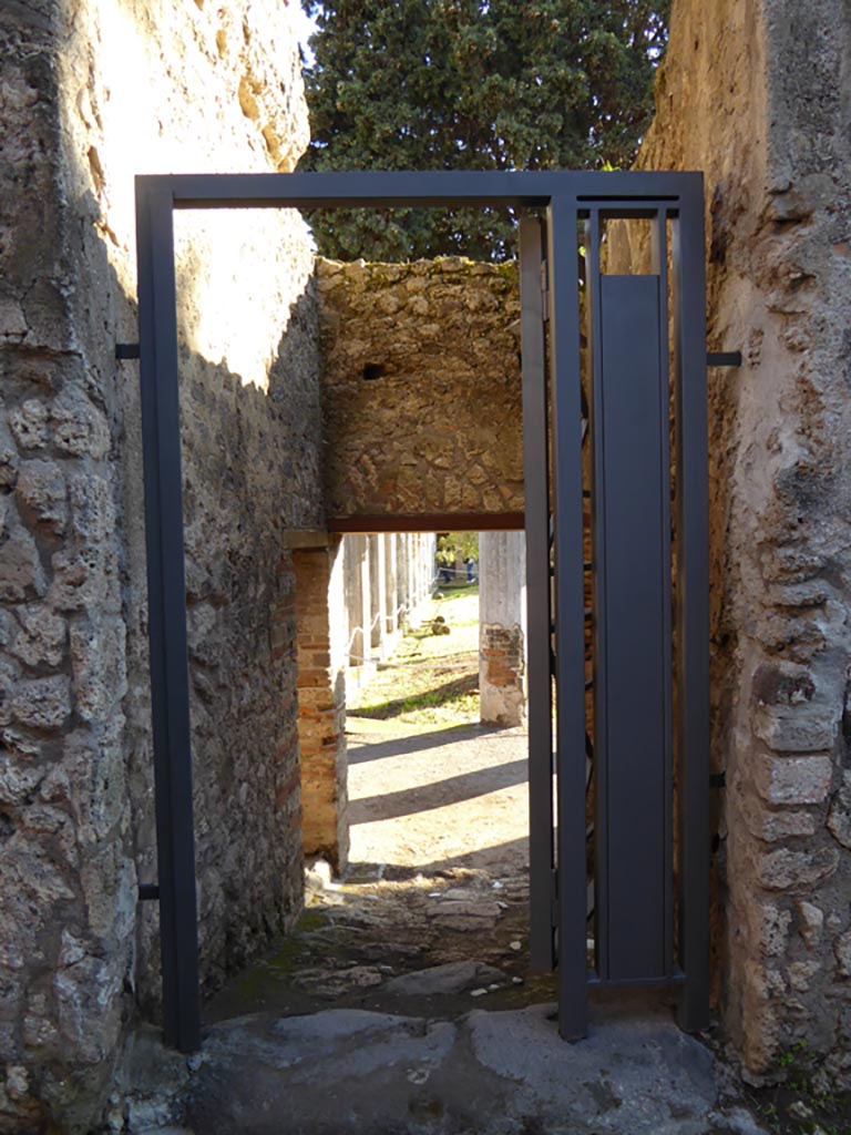 VI.12.2 Pompeii. January 2017. Looking south from rear posticum at VI.12.7.
Foto Annette Haug, ERC Grant 681269 DÉCOR.